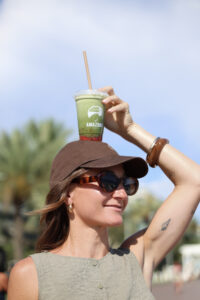 Photo lifestyle matcha en extérieur pour community management