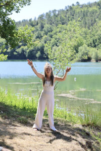 Photo lifestyle nature en bord de lac pour stratégie social media