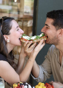 Photo lifestyle d'un moment convivial, création de contenu engageant