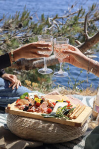 Pique-nique apéritif en bord de mer, photo lifestyle réalisée pour un client à Nice